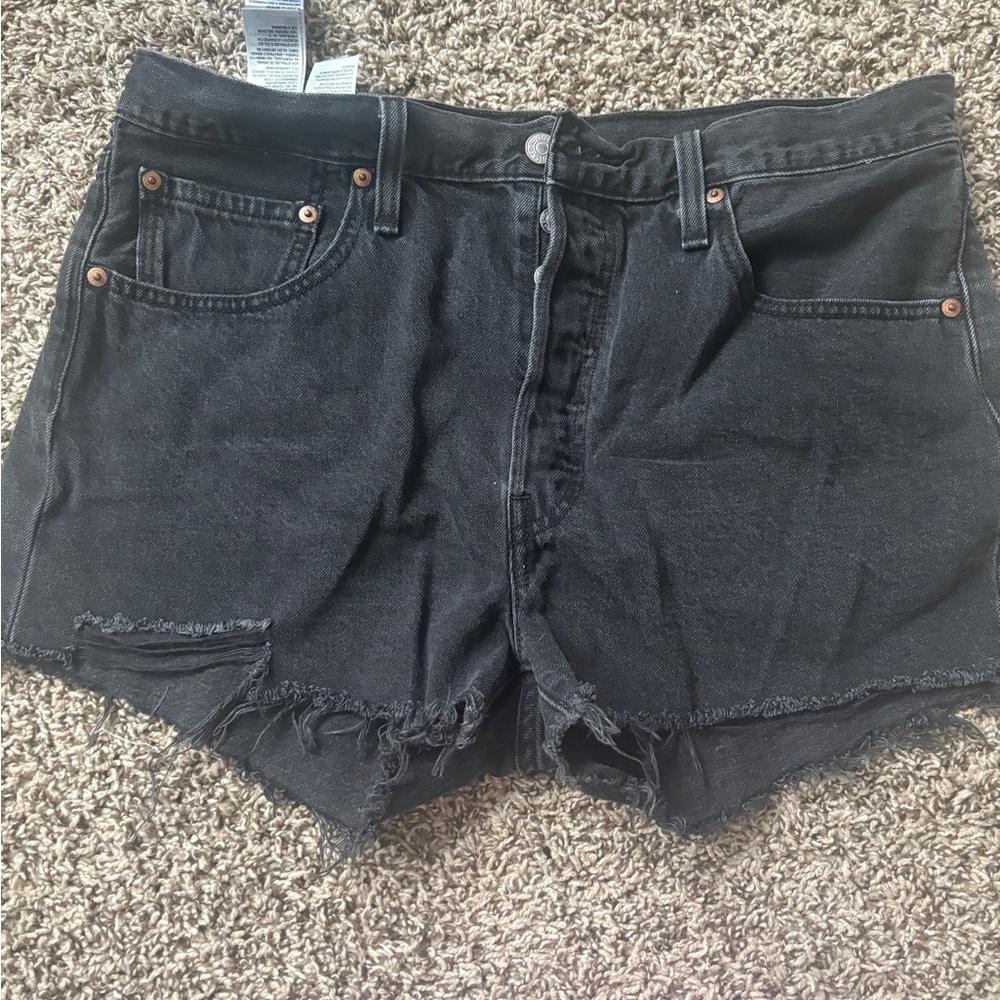 Levi fray shorts